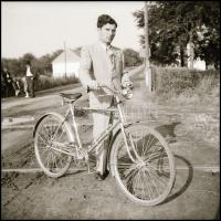 cca 1950-1960 Fiatalember kerékpárral, 2 db fotónegatív, 6×6 cm