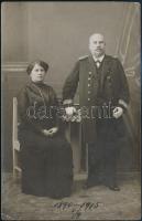 cca 1915 Tengerészkapitány feleségével, fotólap, kissé sérült sarkokkal, 14x9 cm