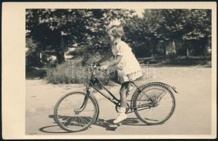 Kislány biciklivel, fotólap, 8,5×14 cm