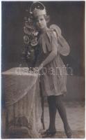 cca 1920 Kislány jelmezben, fotólap, 13×9 cm