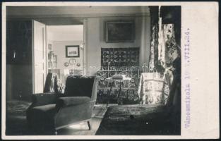 1927-1928 Vámosmikola, lakásbelső, megírt fotólap, 8,5×13,5 cm