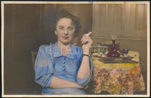 cca 1940 Cigarettázó hölgy, kézzel színezett fotó, 8,5×13 cm
