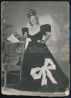 Honthy Hanna (1893-1978) Kossuth-díjas színművésznő aláírása az őt ábrázoló fotó hátoldalán, fotó felületén törésnyomok