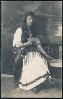 cca 1910 Cigánylány magyar kártyával, fotólap, 14x9 cm