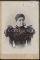 cca 1890-1900 Fiatal hölgy alkalmi ruhában és fűzőben, keményhátú fotó Kossak József cs. és kir. udvari fényképész aradi műterméből, sérült, 16,5x11 cm