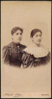 cca 1890-1900 Lánytestvérek, keményhátú fotó Klapok Alajos aradi műterméből, 21,5x11 cm