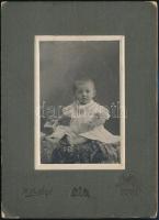 cca 1900-1910 Gyermek játékokkal, keményhátú fotó Hollósi József szatmári műterméből, 16,5x12 cm