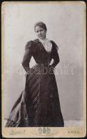 cca 1890-1900 Fiatal hölgy alkalmi ruhában, keményhátú fotó Kossak József cs. és kir. udvari fényképész aradi műterméből, 21,5x13,5 cm