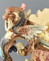 Nagyméretű griffmadárfejes kaspó.
Eichwald, 19. sz. vége, festett, mázas porcelánfajansz, gazdag ro...