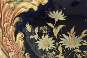 Nagyméretű griffmadárfejes kaspó.
Eichwald, 19. sz. vége, festett, mázas porcelánfajansz, gazdag ro...