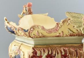 Nagyméretű griffmadárfejes kaspó.
Eichwald, 19. sz. vége, festett, mázas porcelánfajansz, gazdag ro...