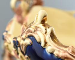 Nagyméretű griffmadárfejes kaspó.
Eichwald, 19. sz. vége, festett, mázas porcelánfajansz, gazdag ro...