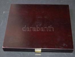 Fa éremtartó kazetta 16 férőhellyel