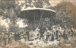 Első világháborús osztrák-magyar katonák körhintán szórakoznak / WWI K.u.K. military, soldiers having fun on a carousel. photo (fl)