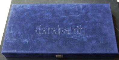 Nagyalakú bársony éremtartó kazetta 18 férőhellyel