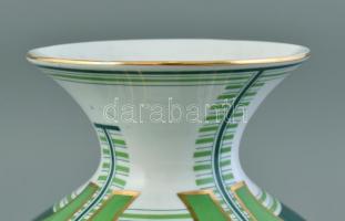 Hollóházi Szász Endre (Jurcsák László) Stúdió díszváza.
Színesen festett és aranyozott porcelán.
A...