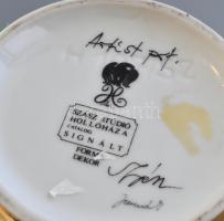 Hollóházi Szász Endre (Jurcsák László) Stúdió díszváza.
Színesen festett és aranyozott porcelán.
A...