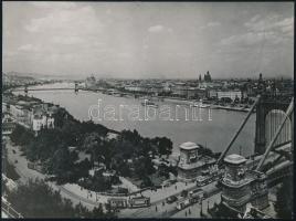 cca 1940 Budapest, villamosok az Erzsébet hídon, fotó, kisebb felületi sérülésekkel, 17,5×24 cm