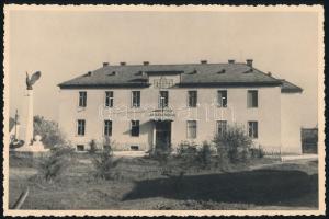 1930 Tiszafüred, M. kir. Járásbíróság és a hősi emlékmű, fotó, jó állapotban, 11,5×17,5 cm