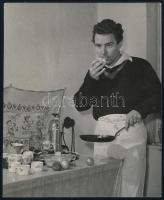cca 1965 Zenthe Ferenc (1920-2006) színész főz, fotó, 14×11,5 cm