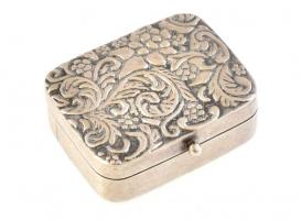 Ezüst (Ag) cizellált díszítésű dobozka, jelzett, nettó: 20,9 g, 4x3x1,5 cm