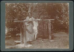 cca 1900 Tornagyakorlat házilag készített, kertben felállított lovon, keményhátú fotó, 9×13 cm