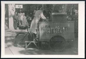 cca 1960 Biciklis fagylaltkocsi fagylalt árusítása közben, fotó, 6,5×9,5 cm
