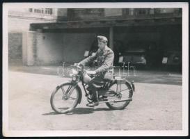 1943 Katonai motoros a Bp. XIII. ker. Csata utcai kisegítő kórház udvarán, fotó, 7,5×10,5 cm