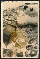1942 Romok egy bombázás után, vitéz Csontos György hátoldalt pecséttel jelzett fotója, 9×6 cm