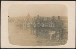 cca 1915 Magyar katonák kutyák vontatta kocsikkal a fronton, fotó, 8,5×13,5 cm