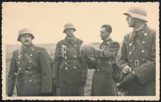 1938 Magyar tisztek Alsófegyvernek és Léva között a Felvidéken, hátoldalon feliratozott fotó, 8,5×13,5 cm