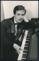 cca 1970 Latzin Norbert (1946-1984) tragikusan elhunyt zeneszerző, a Bergendy-együttes eyykori tagja (szerzeménye pl. a Jöjj vissza vándor) fotója, hátoldalon aláírva, 14×9 cm
