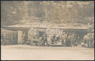 cca 1915 Magyar tábori sebesültellátó hely a fronton, fotó, 8,5×13,5 cm