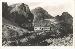 Tátra, Magas-Tátra, Vysoké Tatry; Zbojnická chata KCST v pozadí Kopulovy stít, Malá Vysoká, Prielom a Dívá Veza / menedékház / tourist house, mountain peaks