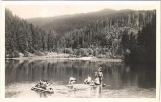 Rahó, Rachov, Rahiv, Rakhiv; Hoverlai vízduzzasztó gát, fürdőzők tutajjal. Feig Bernát kiadása / dam, bathers with raft (vágott / cut)