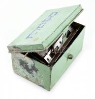 Héber "kulcsok" feliratú régi fém ládában vegyes kulcsok, zárak, fémtárgyak, stb., láda mé...