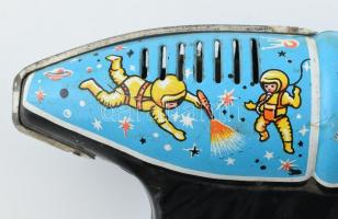 Retró lemezjáték űrpisztoly, tűzkő nélkül, kopottas állapotban, a ravasz kissé akad, 24x11 cm