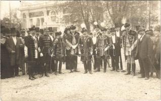 1911 Díszmagyarba öltözött nemes férfiak Torinóban / Ungarische Magnatentracht / Hungarian noblemen in Torino, Italy. photo