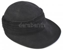 Régi fekete filc női kalap, használt állapot, belső méret: 18x16 cm