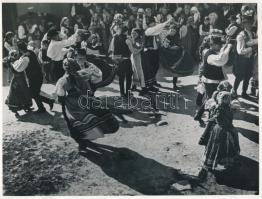 Balogh Rudolf (1879-1944): Táncolók (Kalotaszeg), hátoldalon feliratozott fotó, 18×24,5 cm
