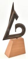 Budahelyi Tibor (1945- ): Subject II. Patinázott bronz, jelzett fatalapzaton: BT, m:18cm