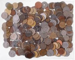 Vegyes magyar és külföldi, kisebb méretű érmékből álló tétel 500g-os súlyban T:vegyes