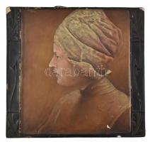 cca 1900 Fiatal hölgy portréja, szecessziós, plasztikus, festett fajansz falikép. Jelzés nélkül, szélein kisebb sérülésekkel, kopásnyomokkal, 29,5x28 cm
