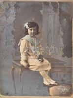 Langsfeld jelzéssel: Kislány portré. Photogravure, színezett, papír. sérülésekkel, 42x32cm