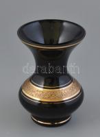 Retro fekete üveg váza arany díszítéssel, kis kopással m: 17 cm