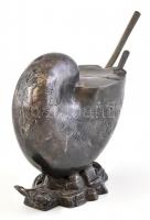 Szarv formájú ón kínáló tengeri szörny díszítéssel. Ón, Anglia, XVIII. sz. vége jelzés nélkül. Hozzá...