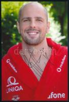 Gergely István olimpiai bajnok vízipólós aláírása az őt ábrázoló képen