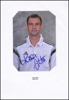 Kassai Viktor nemzetközi labdarúgó vezető aláírása az őt ábrázoló képen
