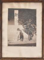 cca 1930 Gyermek fotó nagyméretű, kissé megviselt keretben 24x17 cm