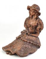 Ismeretlen keramikus: Ülő hölgy, kerámia, jelzett: Z, apró csorbák, m: 24 cm